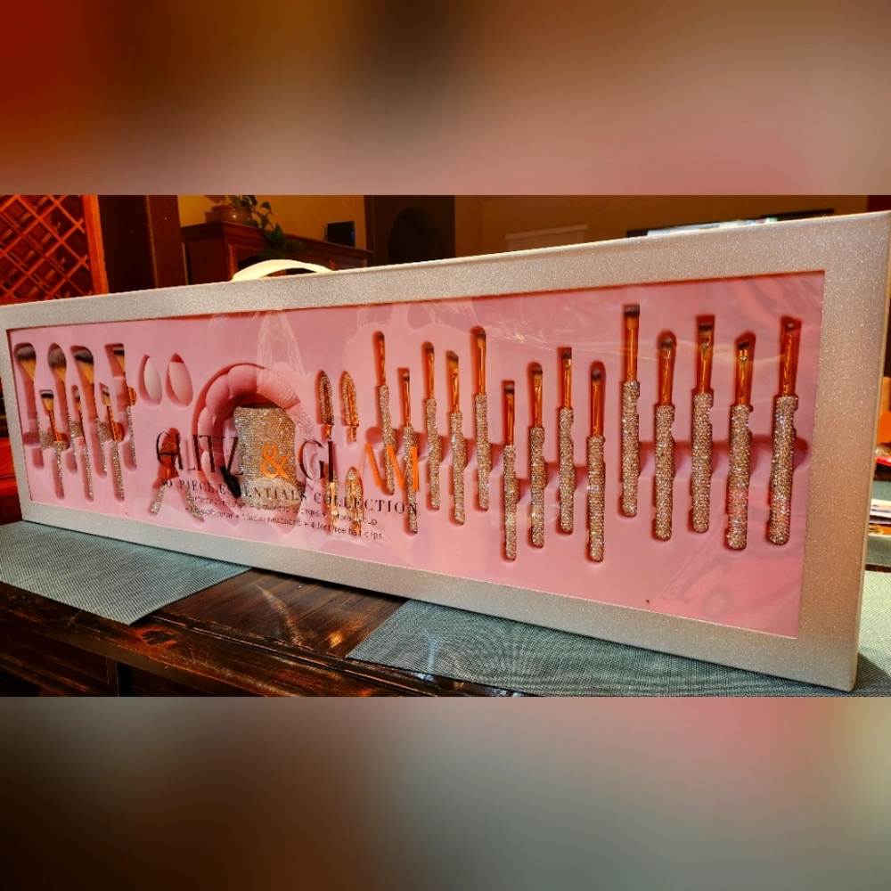 Viral Instagram Glitz & Glam 30 piece makeup set